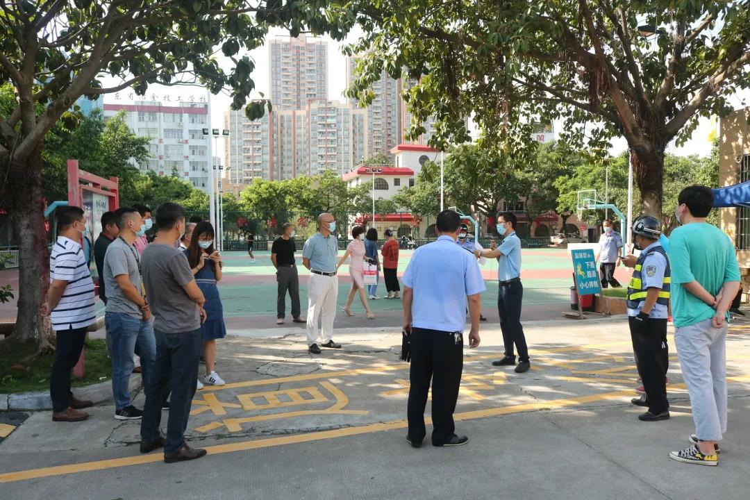 建平安校园 保师生安全 ——我校应急反恐防暴演练