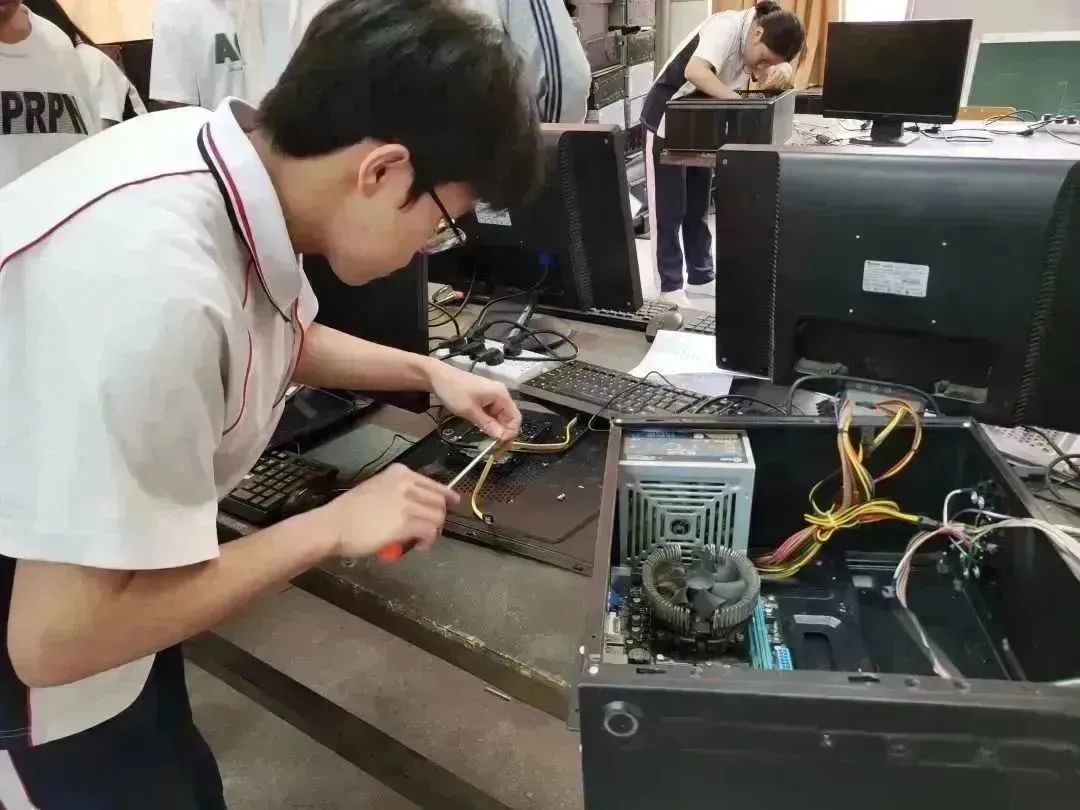 计算机维修2.jpg 计算机维修2.jpg