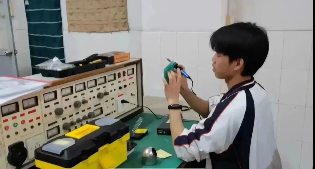 电子焊接1.jpg 电子焊接1.jpg